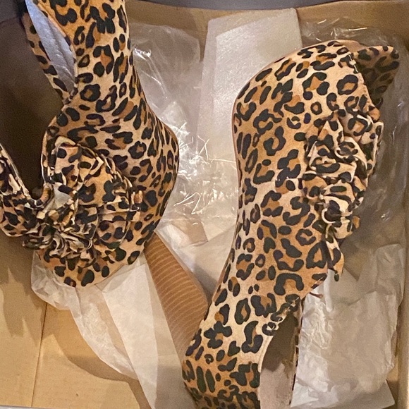 COPY - Leopard ruffle heels - Picture 2 of 15
